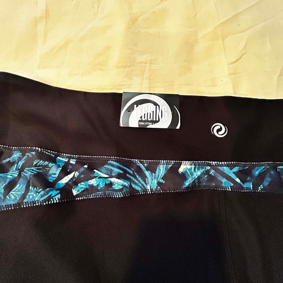 NEW PHOTOS! CAPRI LEGGINGS, BLUES/WHITE/BLACK, SIZE 5X, MOISTURE WICKING, PULL - Picture 7 of 16